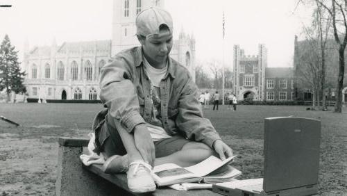1995年，全球十大网赌正规平台的学生拿着Power Book笔记本电脑在广场上.
